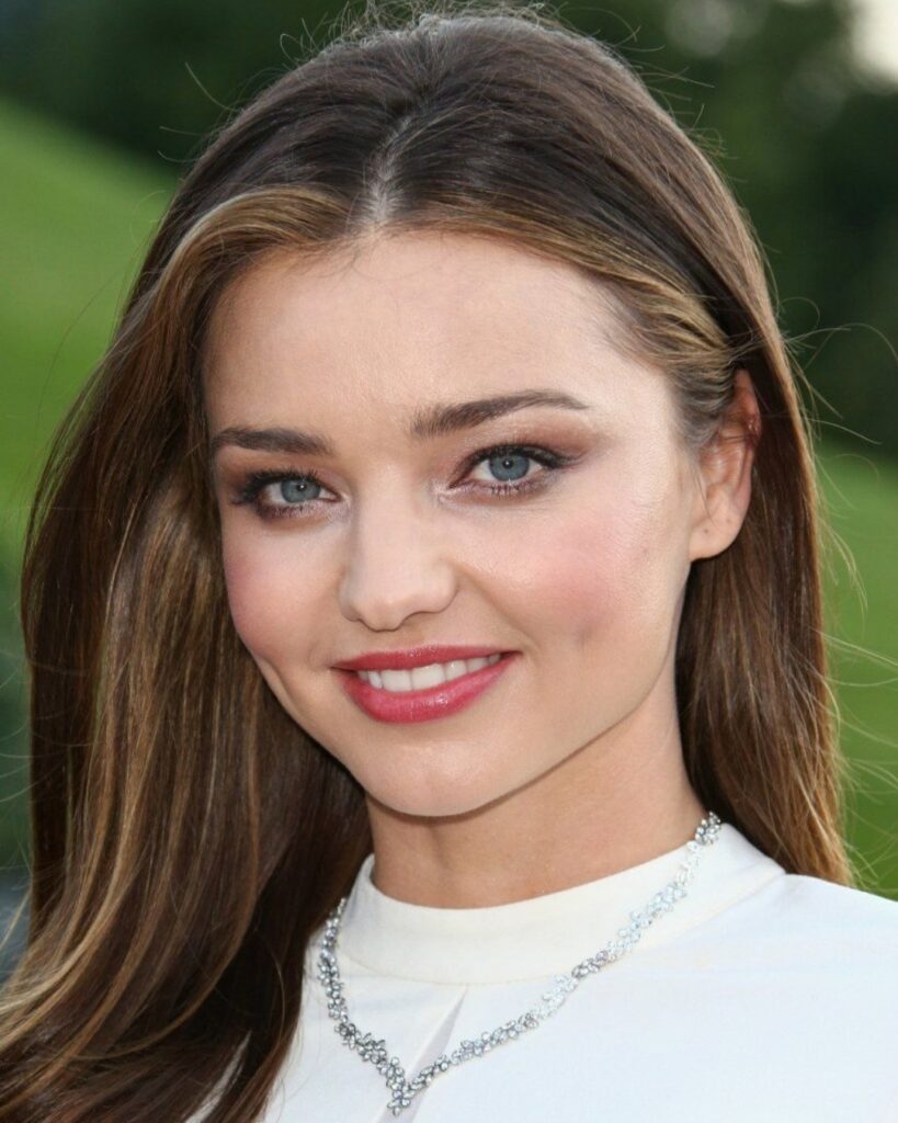 - Heart Face: A shorter structure featuring a wide forehead and temples, high cheekbones, and a delicate or pointed chin. It may feature a classic V-shaped hairline (widow's peak), though this is not a mandatory condition to belong to the category.