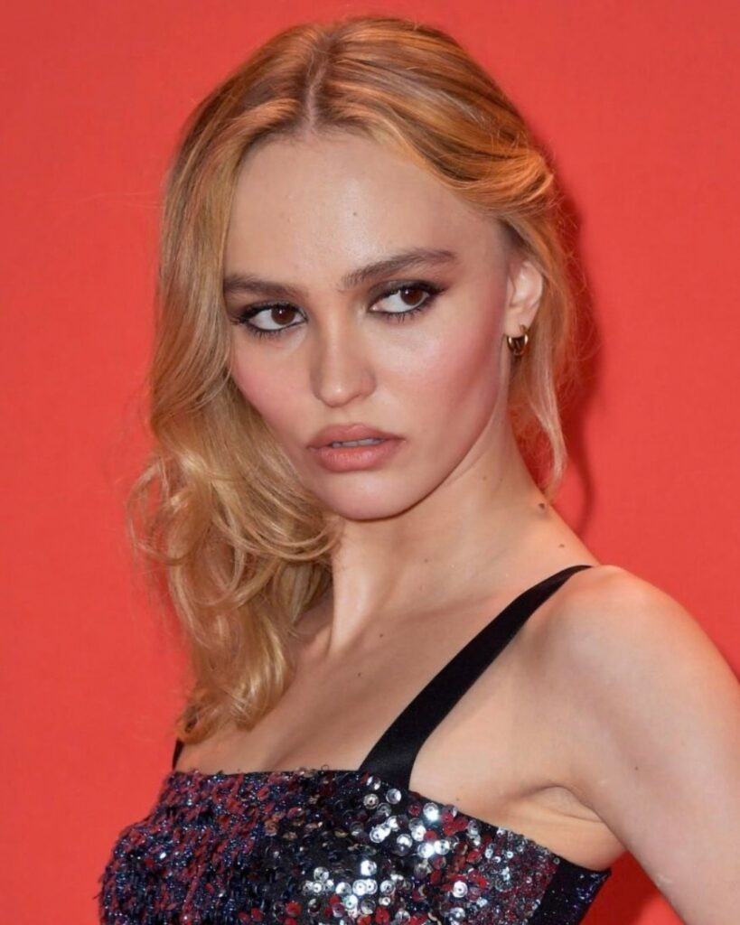 - Diamond Face (or Rhombus): Characterized by extraordinary symmetry, it stands out for high, defined, and prominent cheekbones that form the widest part of the face, while the forehead and chin appear visibly narrow and tapered.