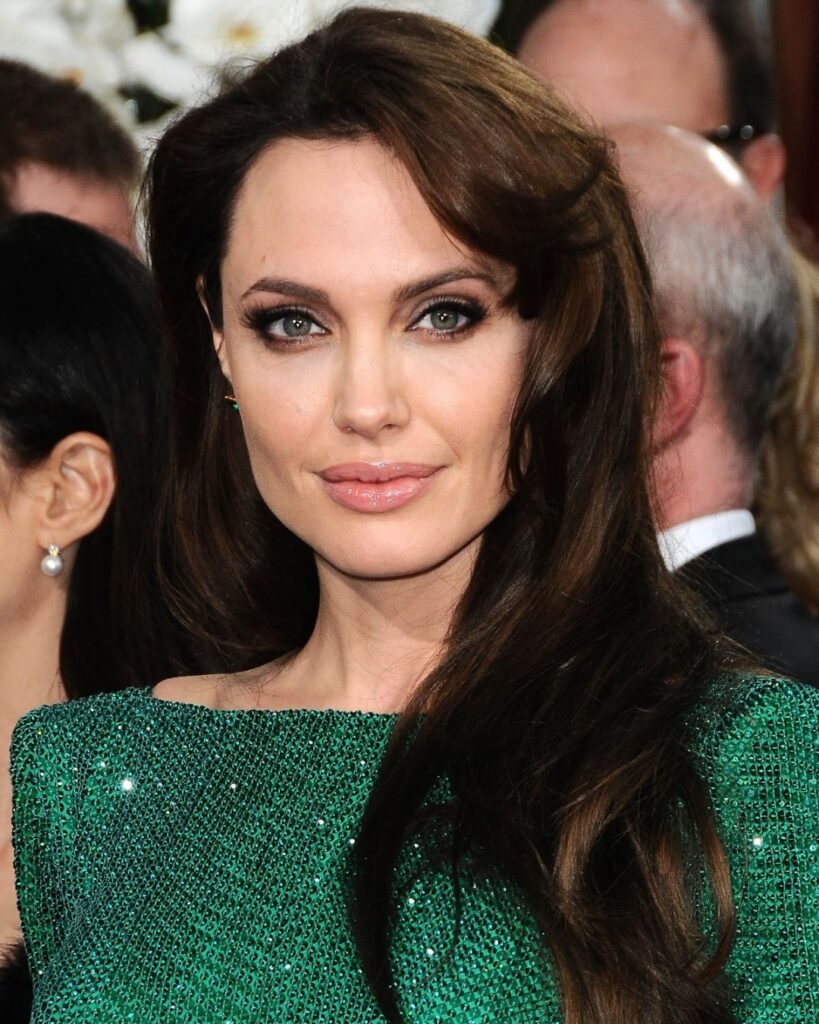 - Square Face: Develops similar height and width but is characterized by square, well-defined lines. The forehead is broad and the jawline appears structured, strong, and angular.